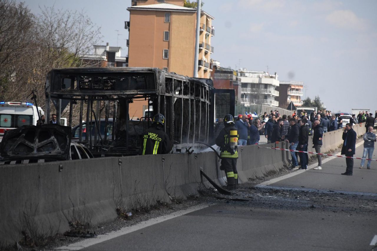 Autobus incendiato, le reazioni del mondo della politica