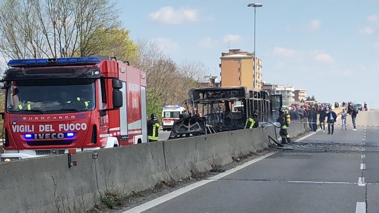 Autobus in fiamme, lo sconcerto di Autoguidovie: “Lavora con noi da 15 anni” VIDEO