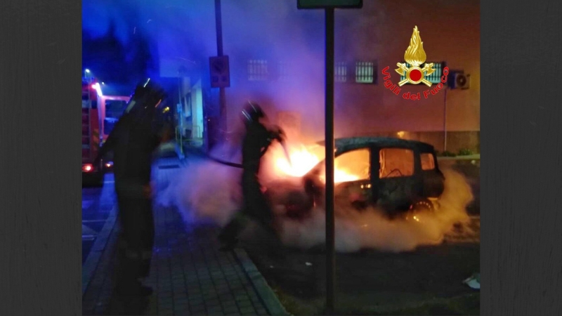 Due mezzi di Poste Italiane in fiamme a Rozzano