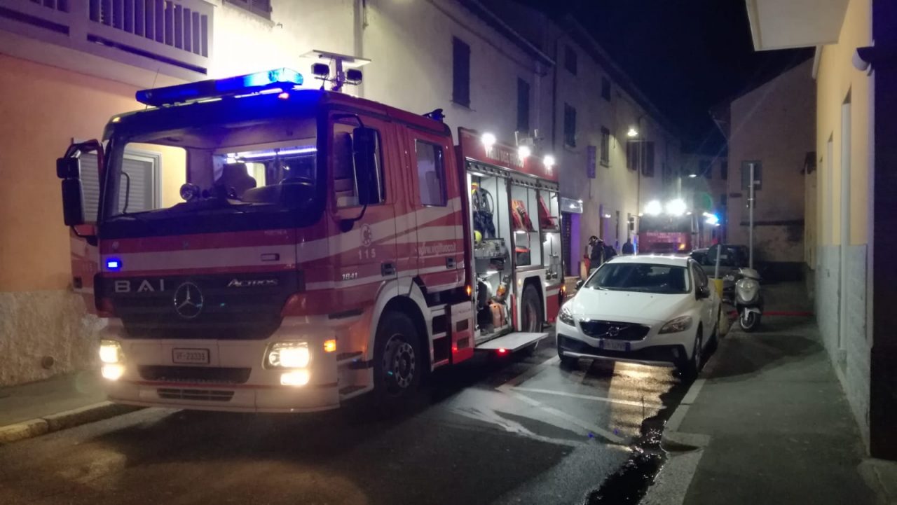 Incendio nella notte, salvati dai pompieri