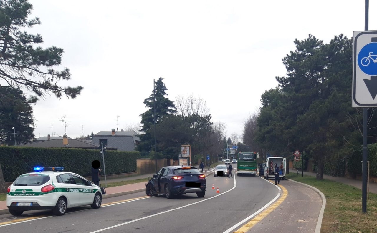 Scontro tra auto e pullman ad Arese, circolazione in tilt