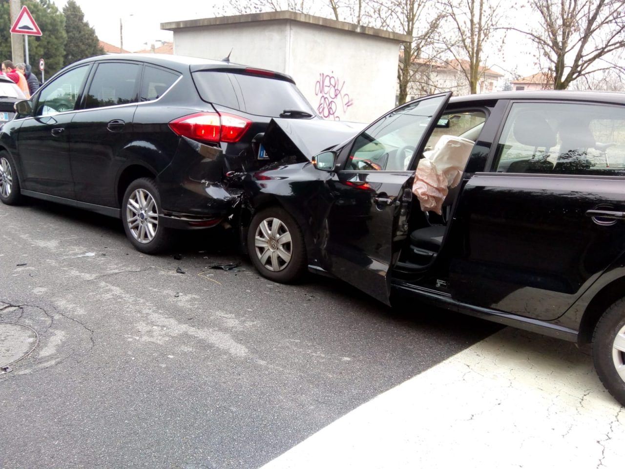 Tamponamento a Legnano in via Rubino