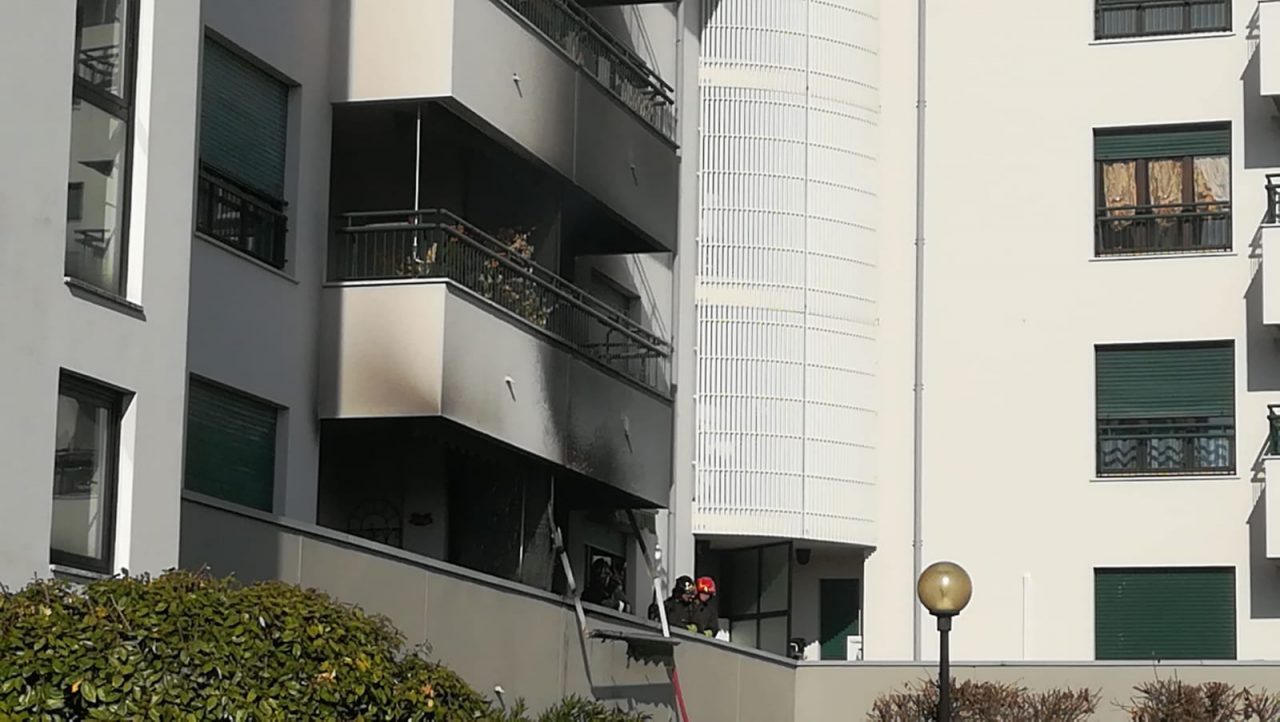 Incendio in appartamento: salvi i residenti – LE FOTO