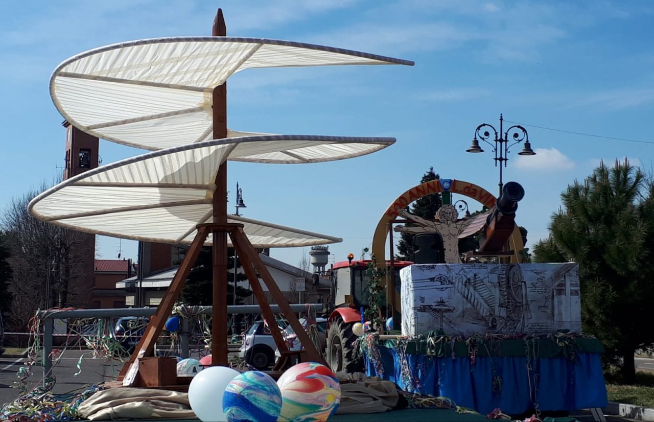 Carnevale a Tradate, migliaia in maschera con Leonardo da Vinci LE FOTO