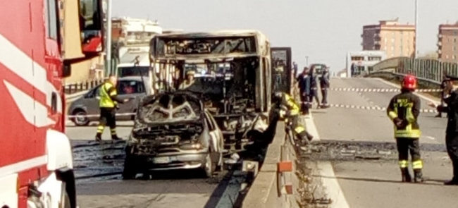 Bus sequestrato: le terribili immagini dei bambini che scappano mentre l’autista tenta la fuga VIDEO