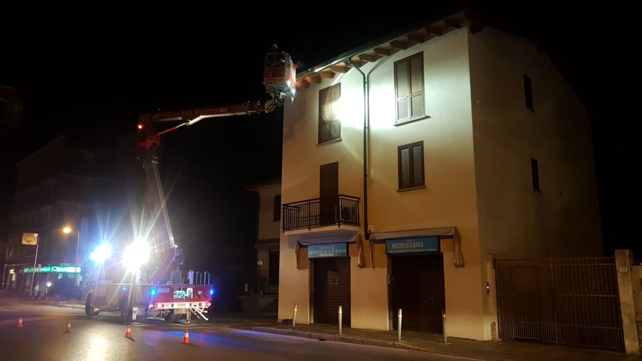 Lamiere pericolanti, arrivano i Vigili del fuoco