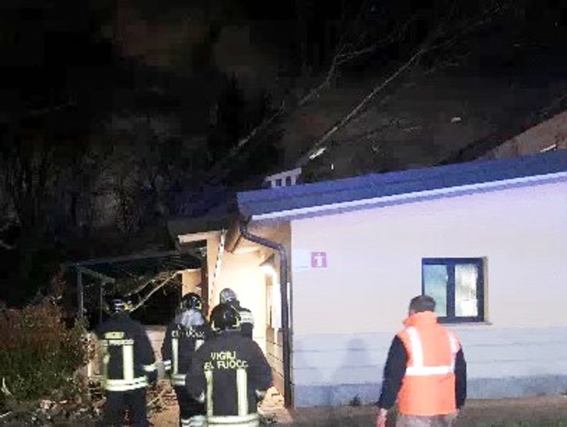 Cassinetta, albero crolla sul tetto della scuola