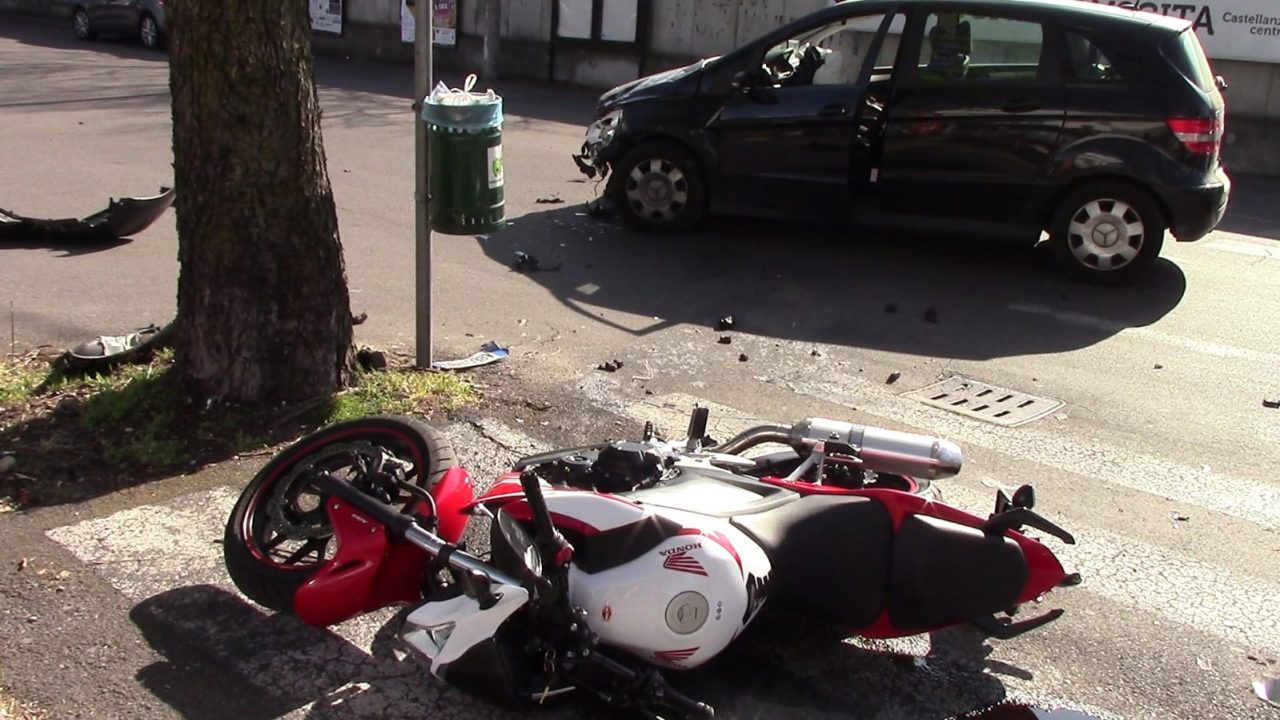 Scontro auto moto: coinvolti due giovanissimi FOTO