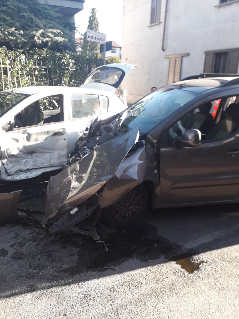 Schianto all’incrocio, conducente intrappolato in auto