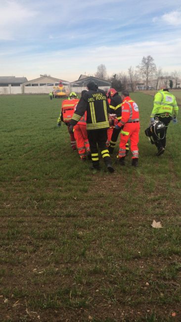 Incastra il piede nella motozappa: grave 59enne. Il brutto incidente è avvenuto intorno alle 11.30 a Corbetta, in un orto di via Milano.
