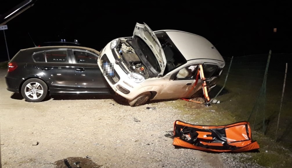Si schianta contro un’auto parcheggiata e si ribalta FOTO