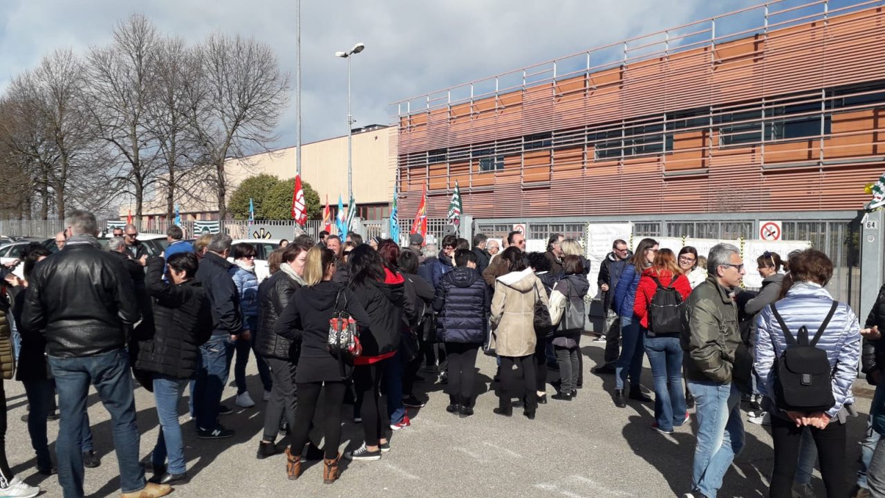 Protesta dei lavoratori alla Tessiture di Nosate VIDEO