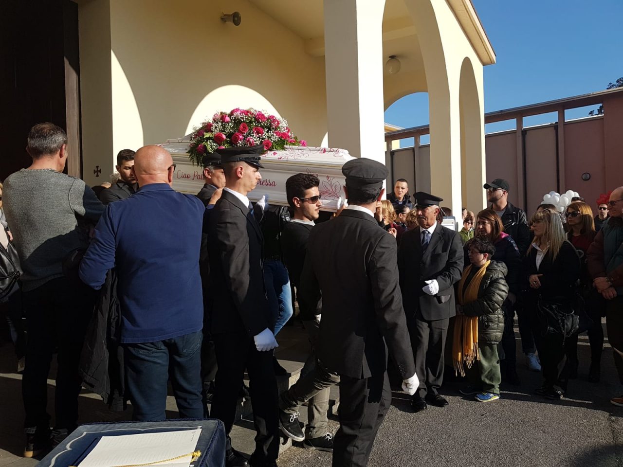 “Federica, ora vivrai in cielo”: folla per l’addio alla 24enne morta di meningite FOTO e VIDEO