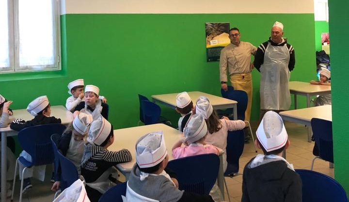 Educazione alimentare, i bimbi delle scuole sfornano focacce