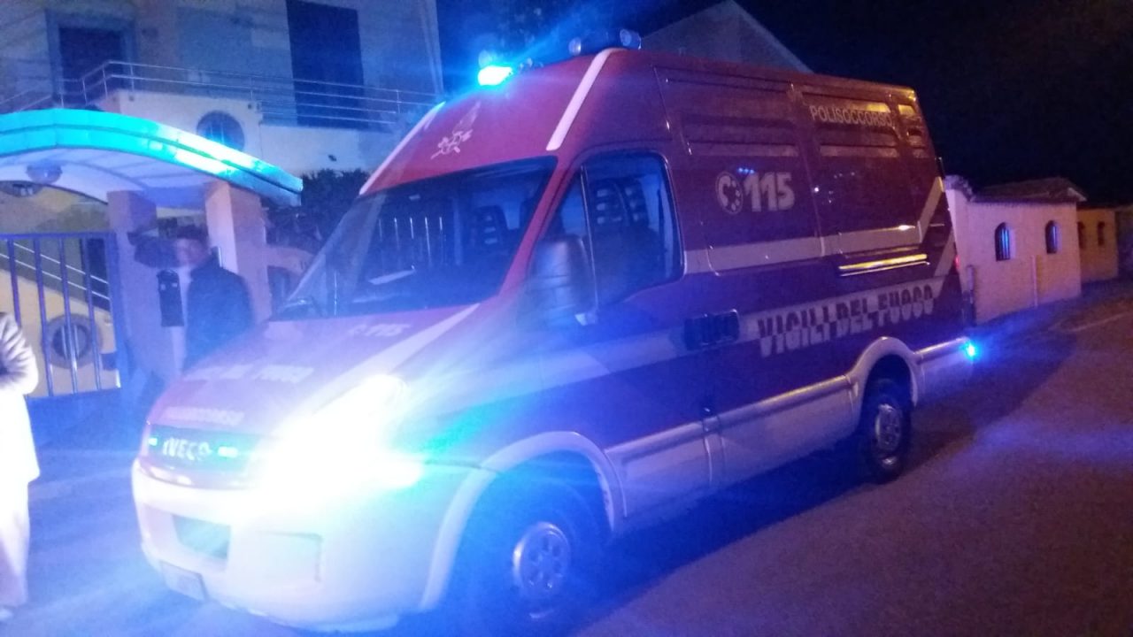 Brucia falegnameria, le fiamme intaccano anche le villette
