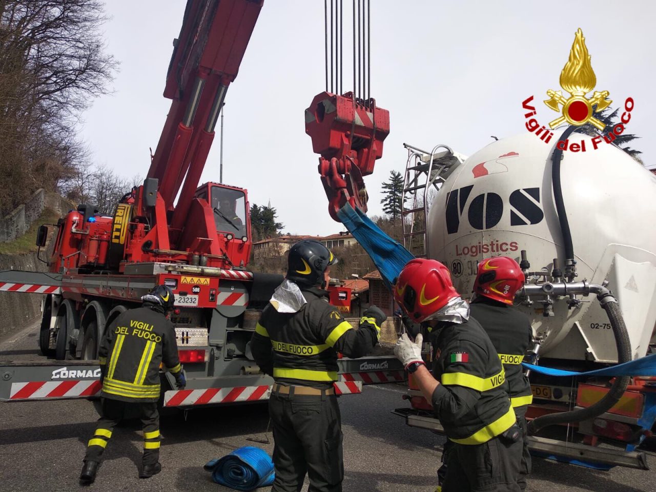 Autoarticolato bloccato in una strettoia FOTO