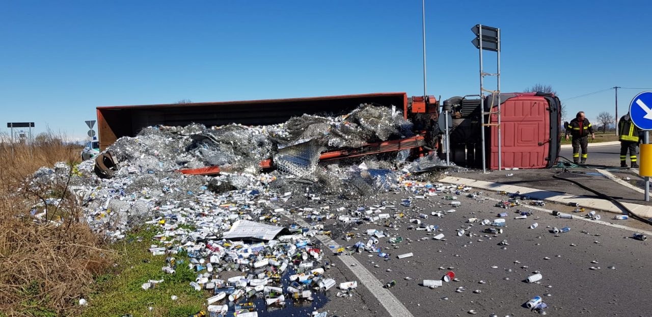 Tir con rifiuti ferrosi si ribalta sulla Sp30