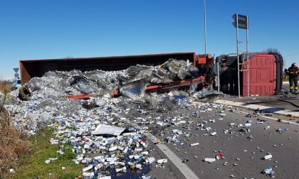 Tir con rifiuti ferrosi si ribalta sulla Sp30
