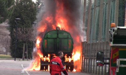 Camion dei rifiuti in fiamme: paura a Gorla Minore FOTO