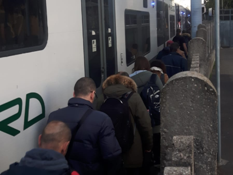 Disagi per i pendolari: treno ferma oltre la banchina VIDEO