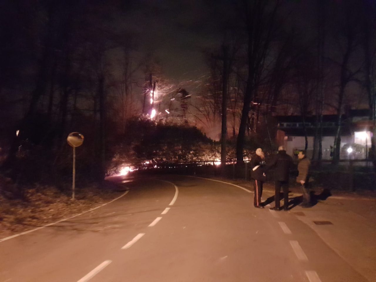 Un altro grosso incendio a Pianbosco: il parco Pineta brucia