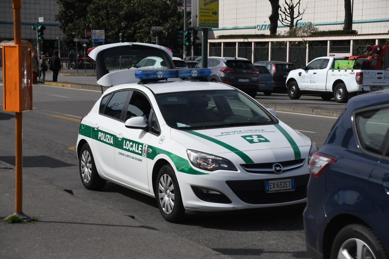 Cane chiuso in auto sotto il sole: lo liberano i vigili