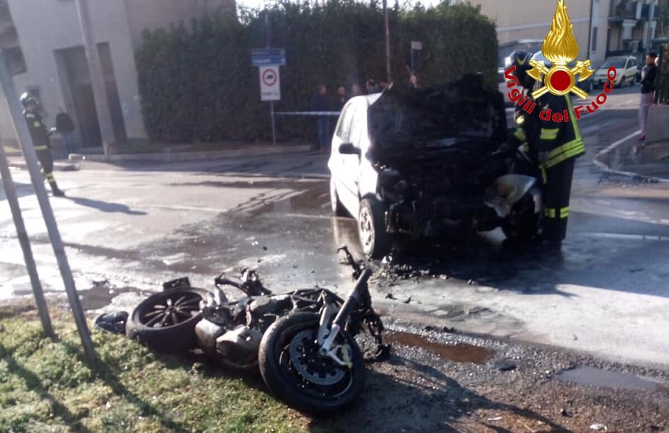 Moto in fiamme dopo lo schianto: gravissimo un 39enne FOTO