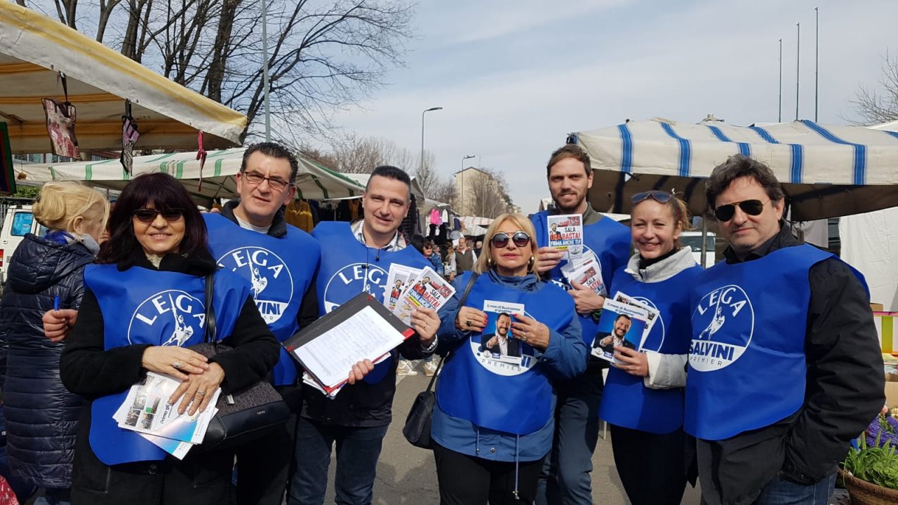 La Lega al mercato coi gilet blu a raccoglier firme contro l’area B