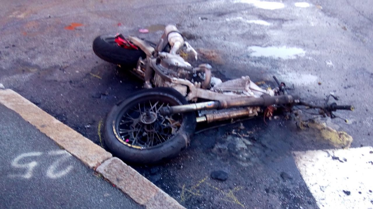 Moto prende fuoco dopo l’incidente, paura a Legnano