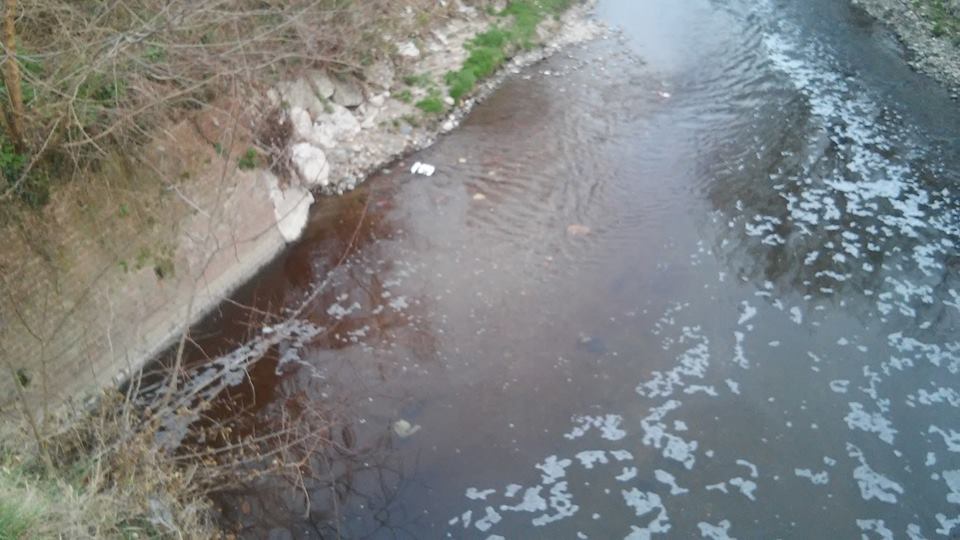 Olona, scarico di sostanza rossa nel fiume FOTO