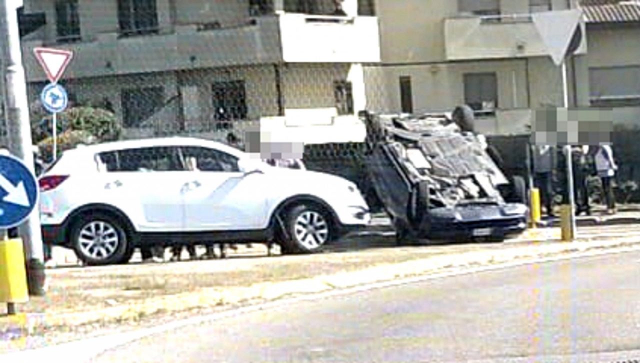 Auto si ribalta alla rotonda, paura a Parabiago