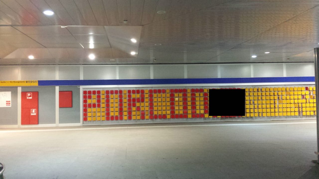 Bestemmiare è reato: imprecazione compare sul muro di Rho Fiera