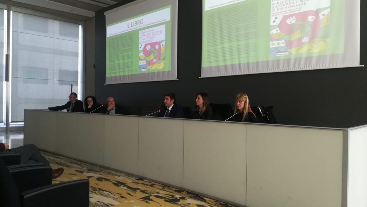 Corbetta presenta il libro sulla ludopatia al Pirellone. Venerdì 1 marzo, il sindaco Marco Ballarini, il vice Linda Giovannini e la dipendente Stefania Russo hanno avuto un palcoscenico di rilievo in Regione