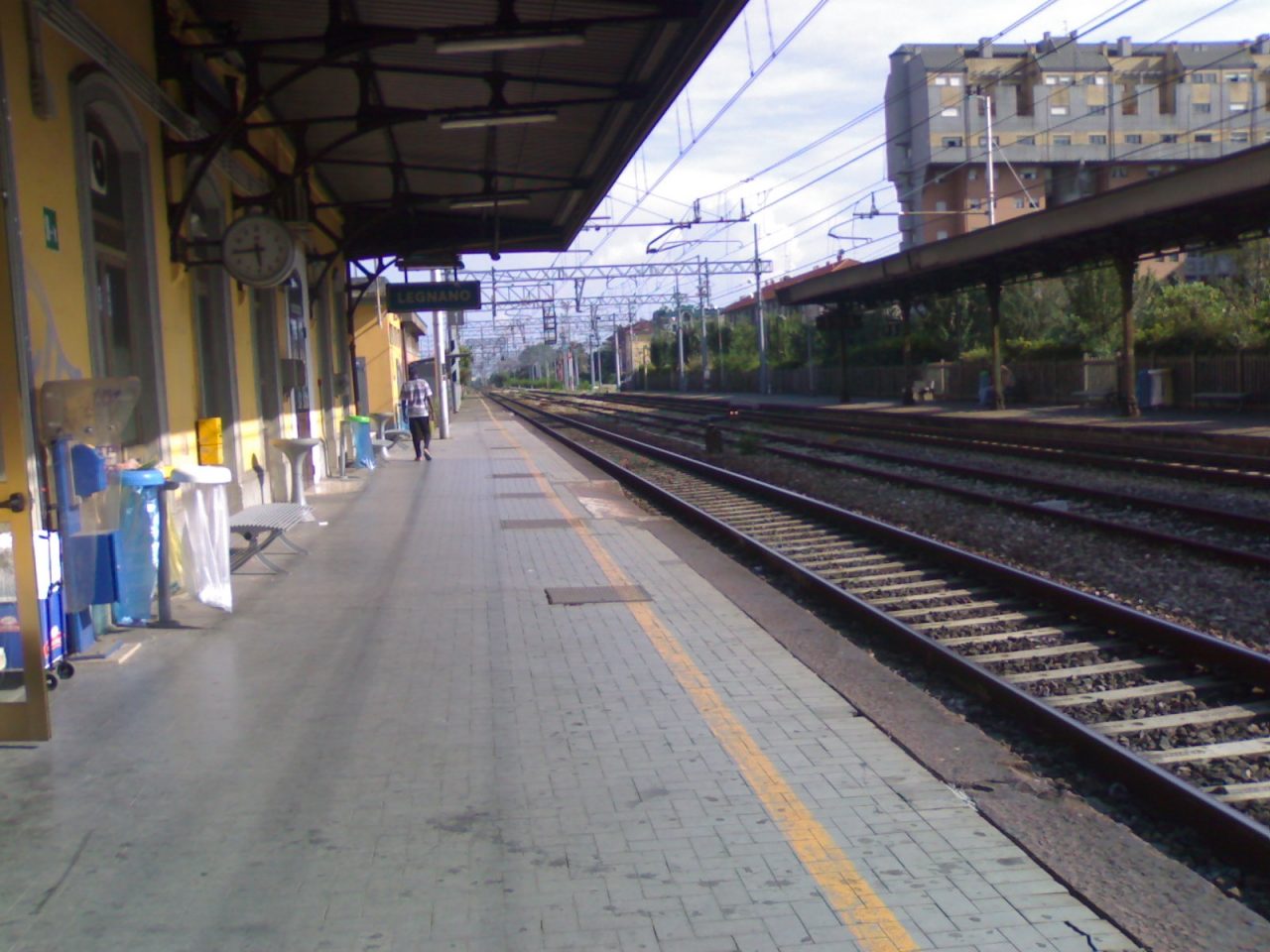 Follia in stazione: uomo spacca vetrate, porte e monitor