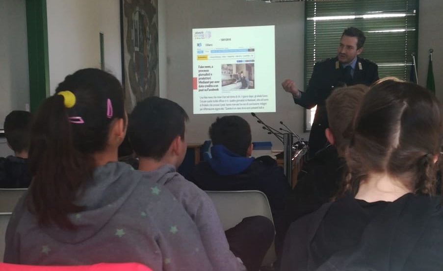 Pericoli di internet e bullismo, studenti a lezione con forze dell’ordine e vigili