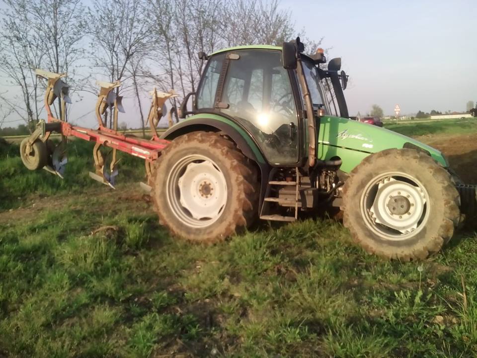 In autostrada col trattore, lo guidano fuori i CC