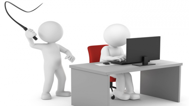 Imprenditore lecchese usava una verga di plastica per “incentivare” la produzione