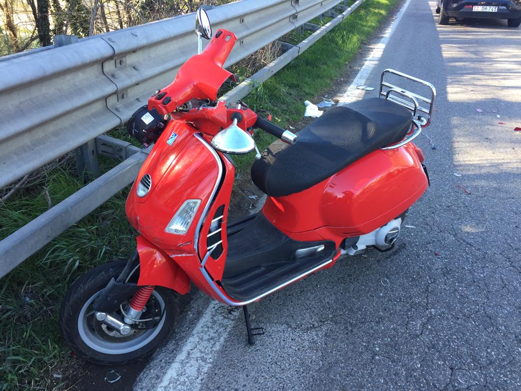 Sp 30 a Vermezzo, 65enne in scooter contro carro attezzi: è gravissimo