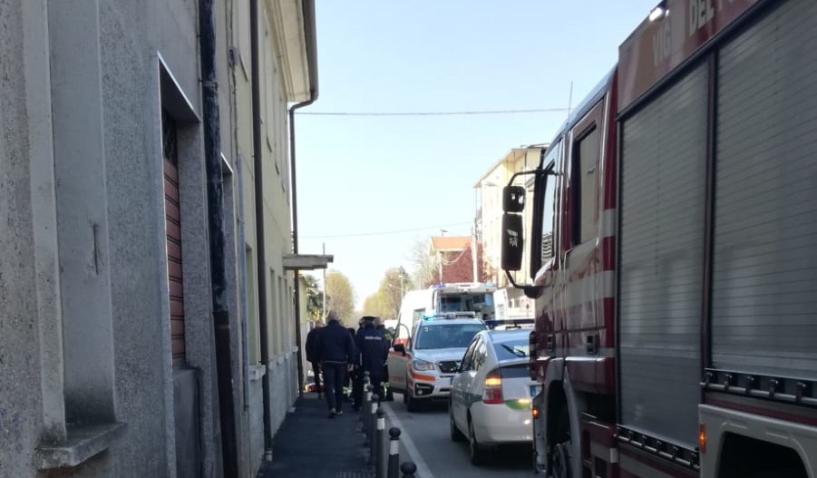 Infilzato nel cancello a testa in giù dopo essere caduto dal tetto - Prima  Milano Ovest