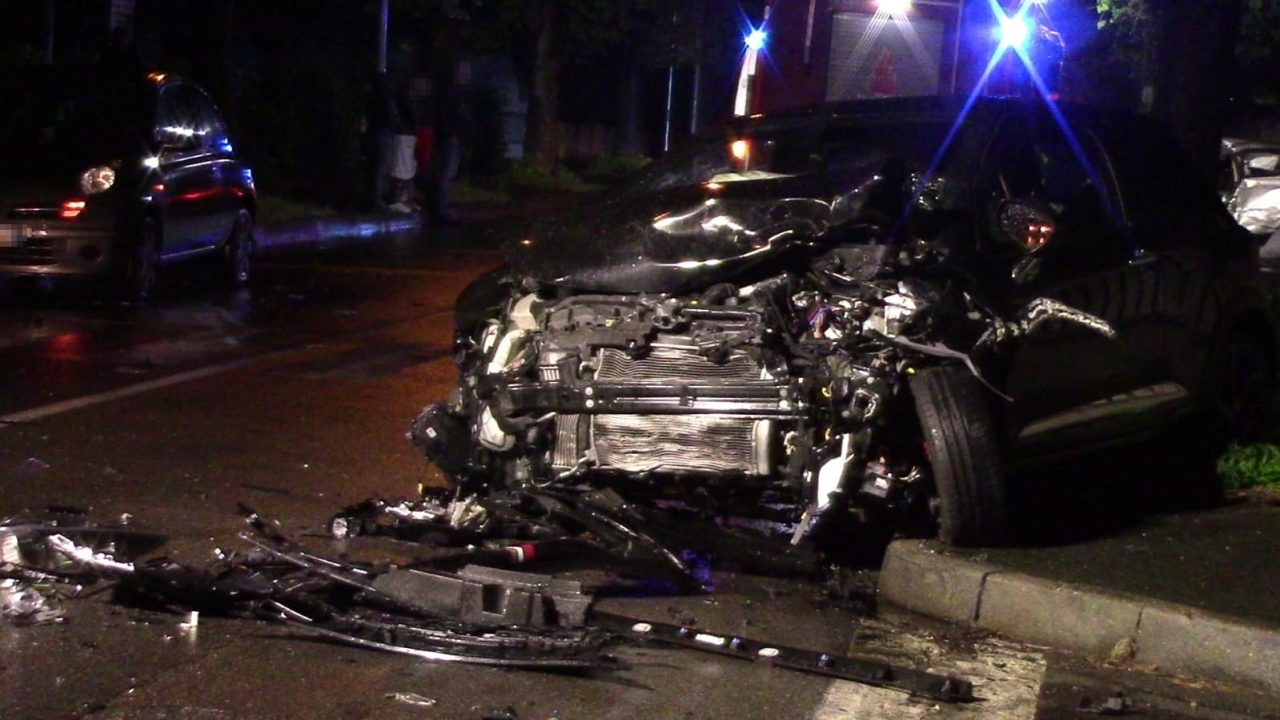Schianto tra auto a Rescaldina, due feriti gravissimi FOTO