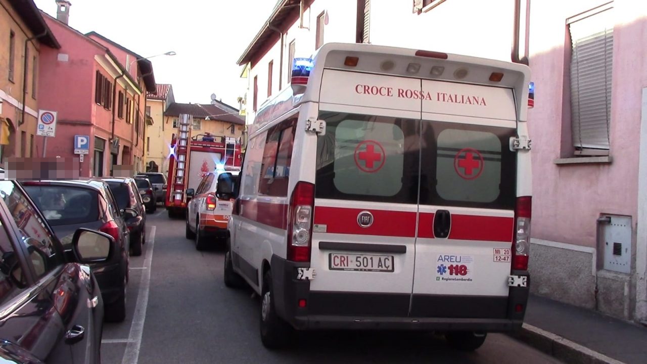 Cade in cantiere, paura in via Lazzaretto a Nerviano FOTO