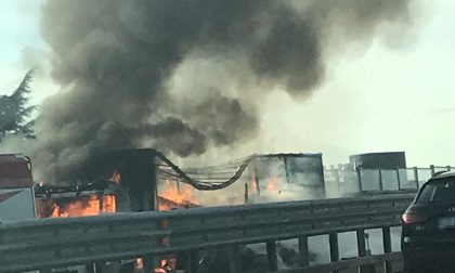 Camion prende fuoco sulla tangenziale Ovest a Settimo FOTO