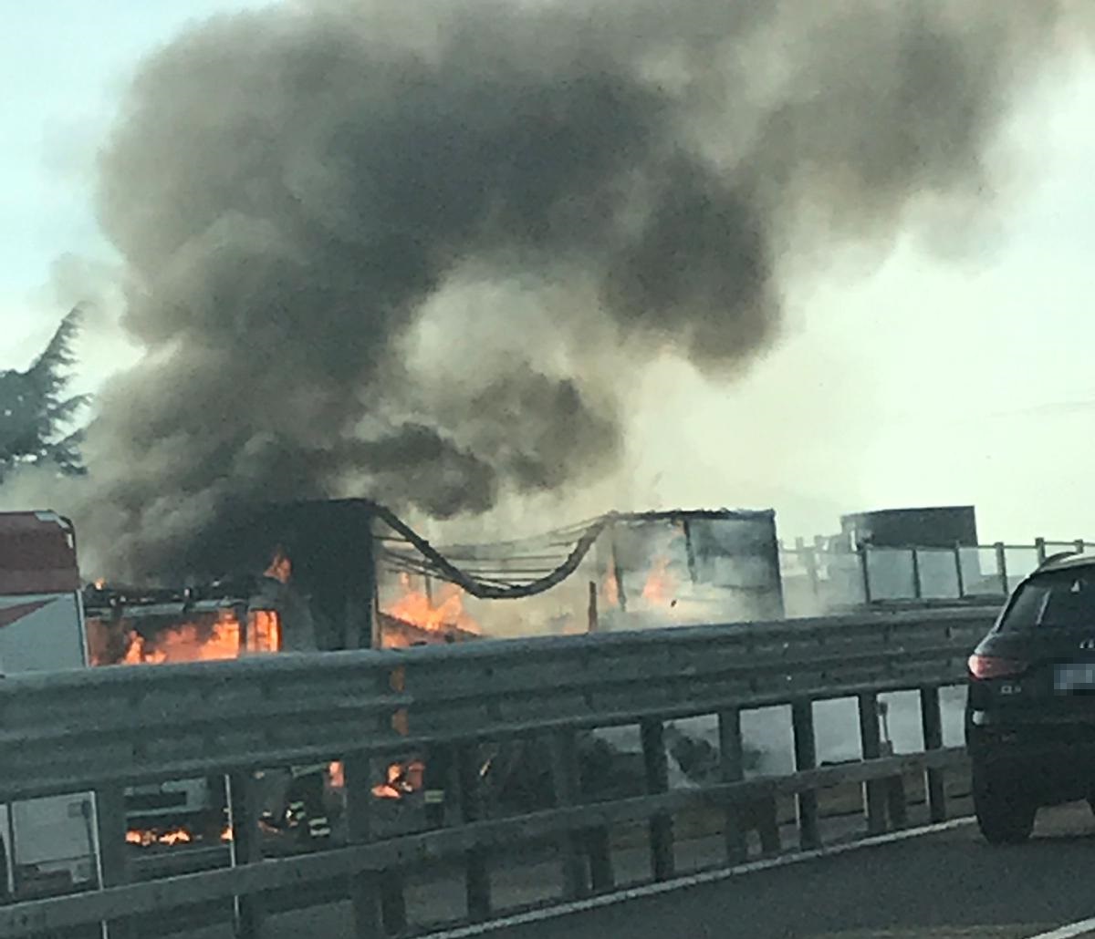 Camion prende fuoco sulla tangenziale Ovest a Settimo FOTO