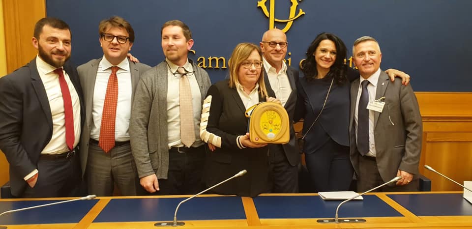 Defibrillatori in tutte le scuole d’Italia: già operativa la disposizione del Ministero dell’Istruzione
