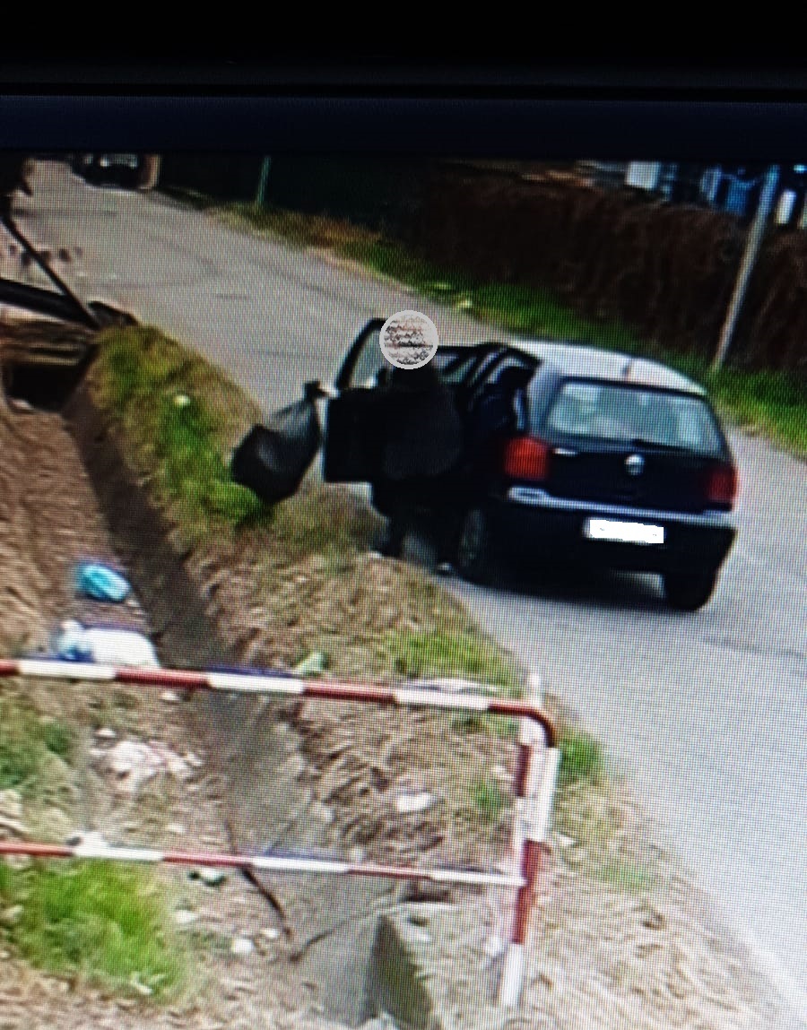 Scarica rifiuti nel canale, incivile multata di 2500 euro