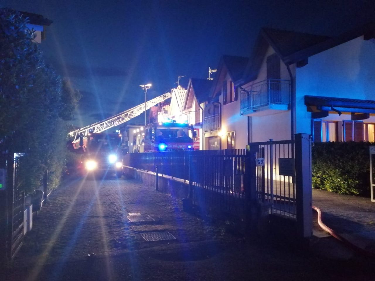 Incendio a Gerenzano, fiamme in via Rovello