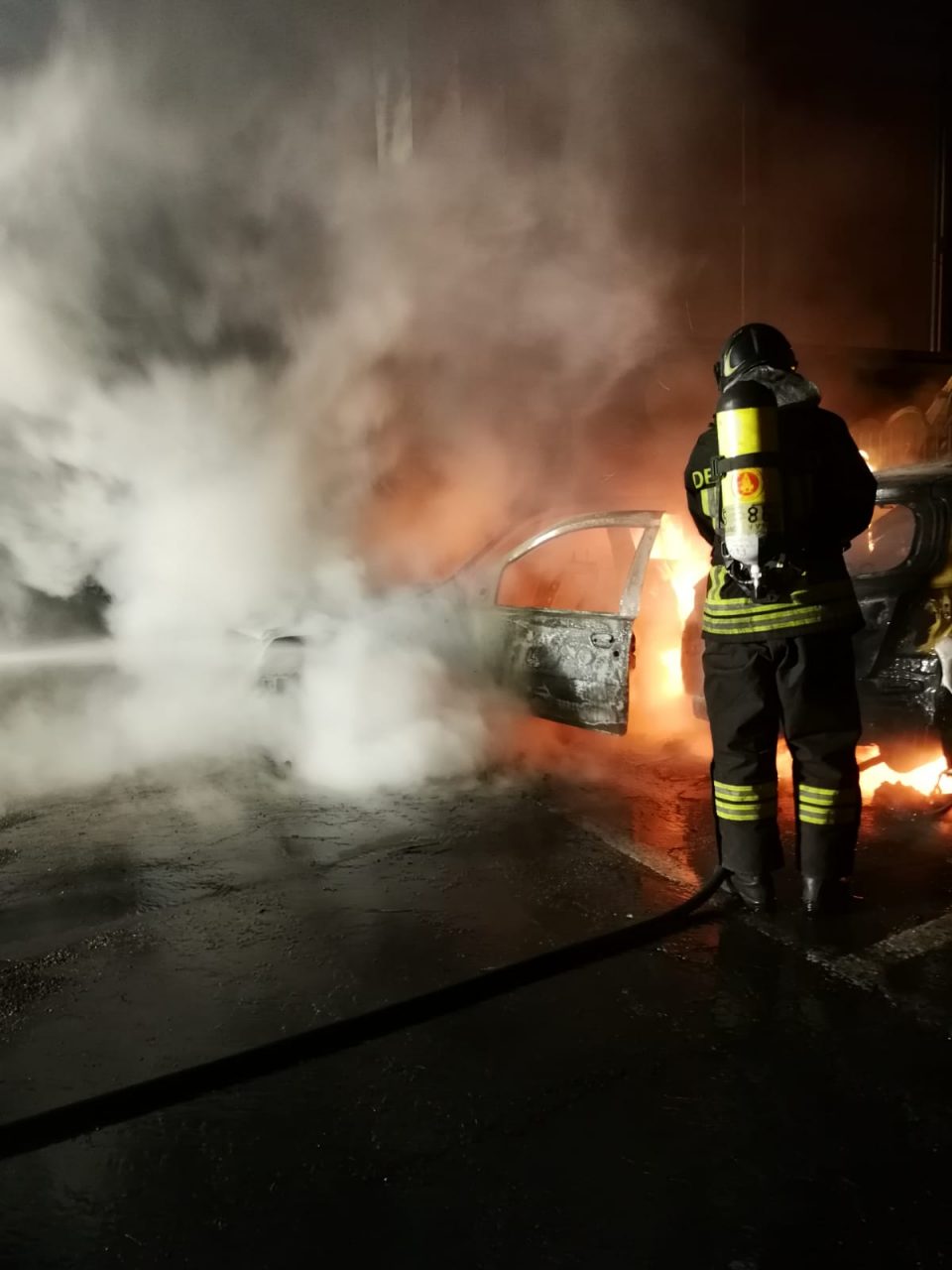 Due auto in fiamme