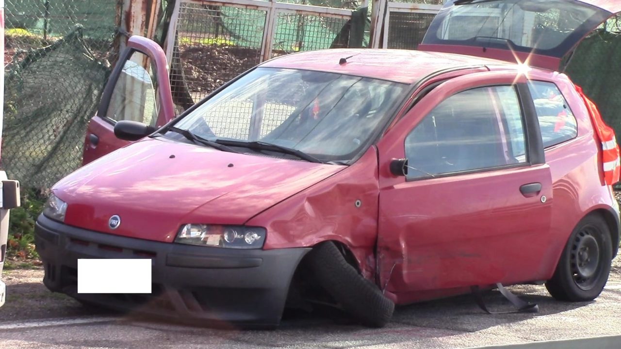 Scontro tra auto a Busto Garolfo: arrivano i pompieri – LE FOTO