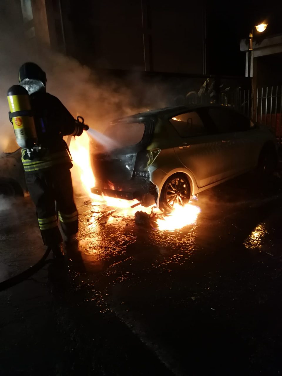 Due auto in fiamme