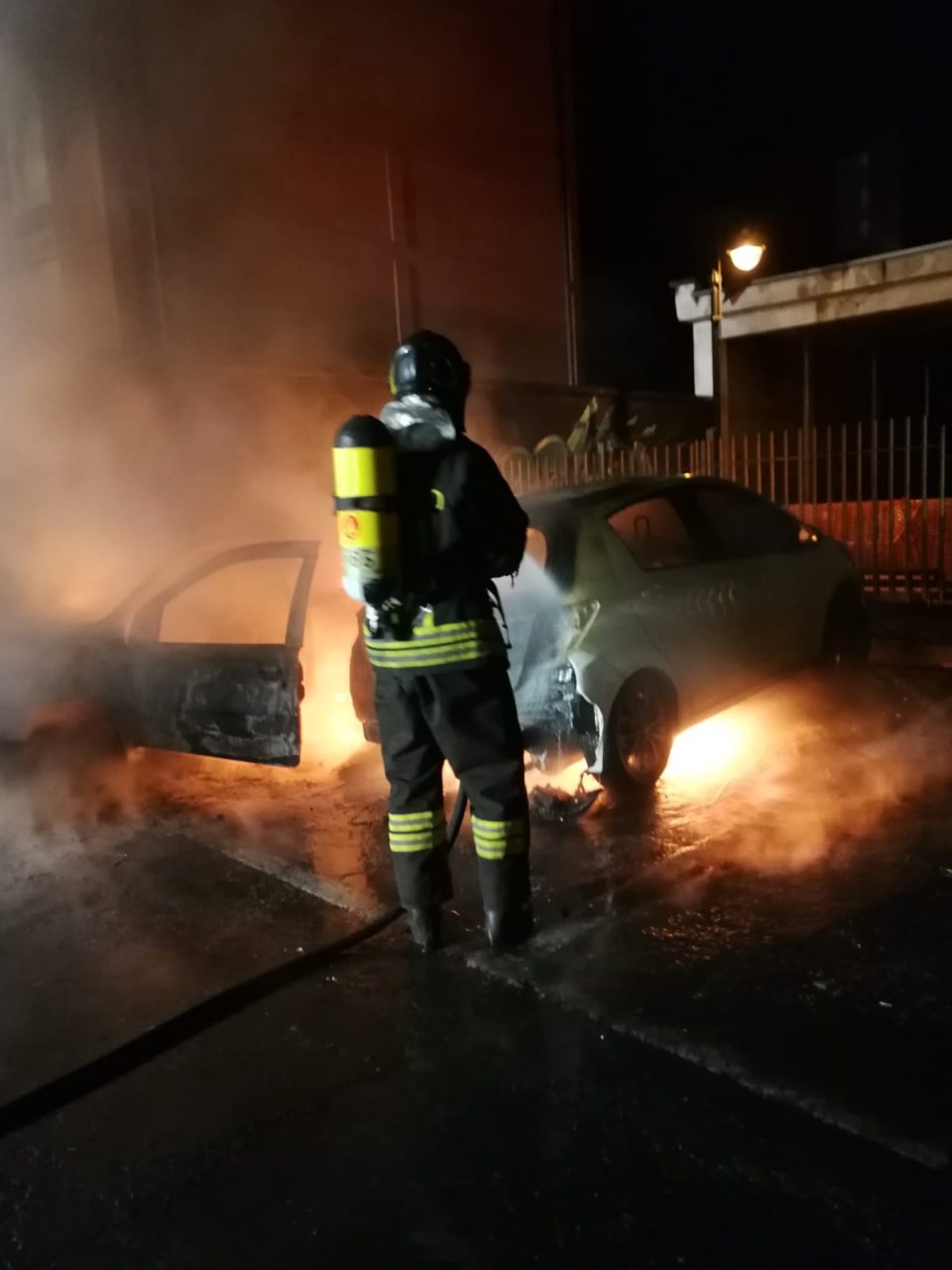 Due auto in fiamme